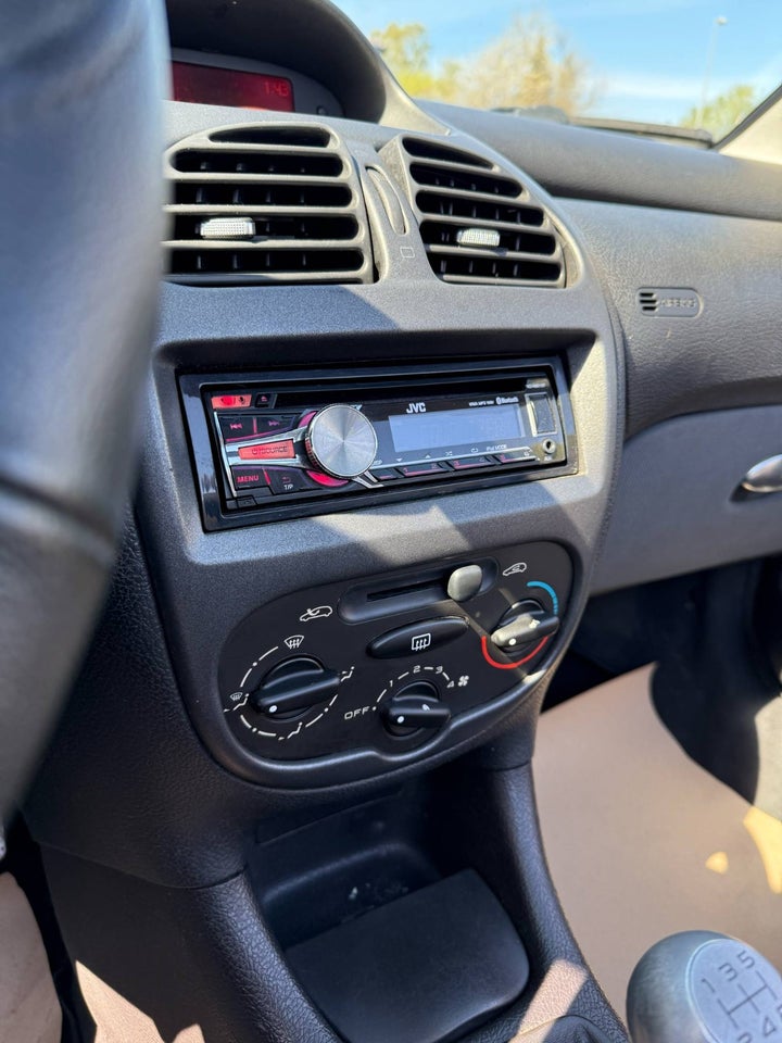 Peugeot 206 1,6 16V CC 2d