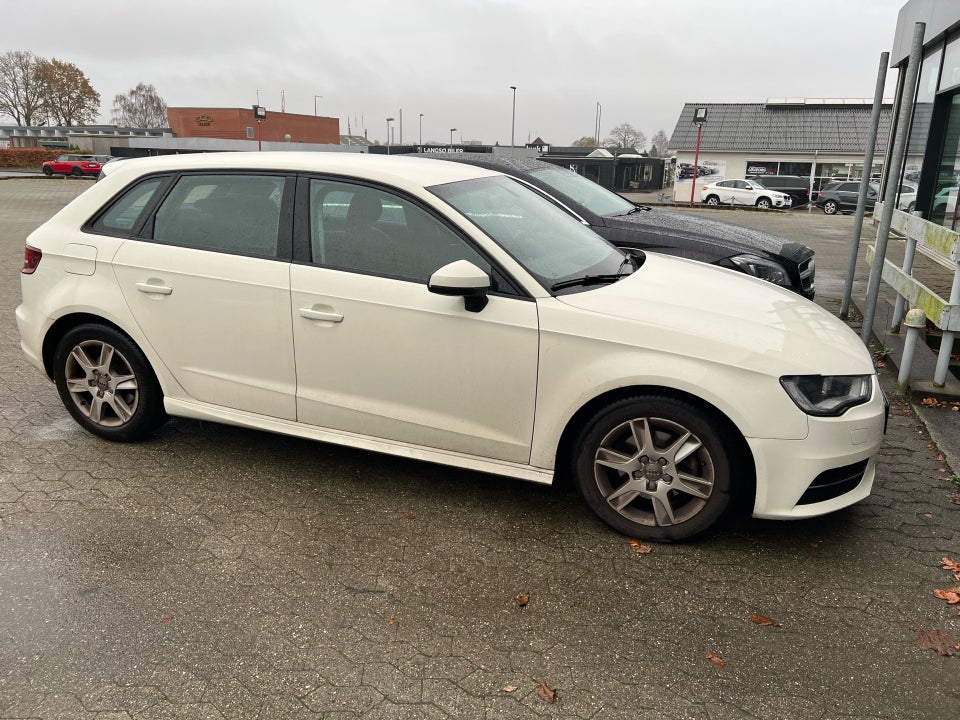 Audi A3 1,6 TDi 110 Ultra Attraction 4d