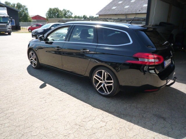Peugeot 308 1,5 BlueHDi 130 Allure+ SW 5d