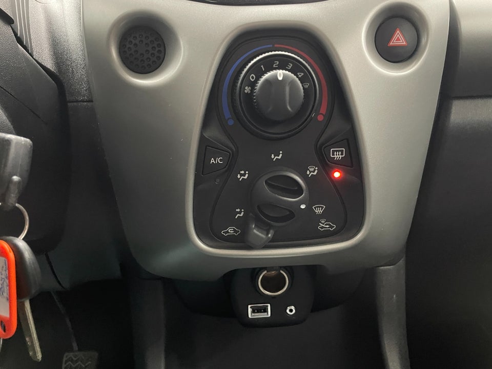 Toyota Aygo 1,0 VVT-i x-press 5d