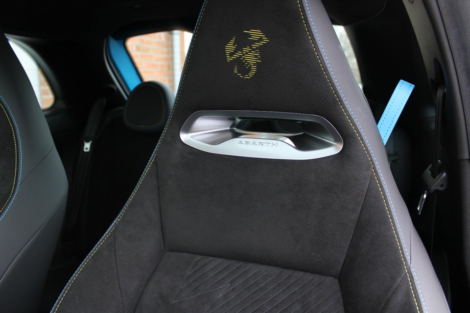 Abarth 500e Scorpionissima 3d