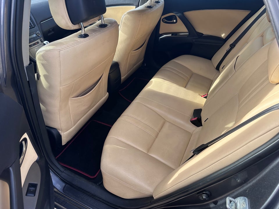 Toyota Avensis 2,0 D-4D Executive stc. 5d