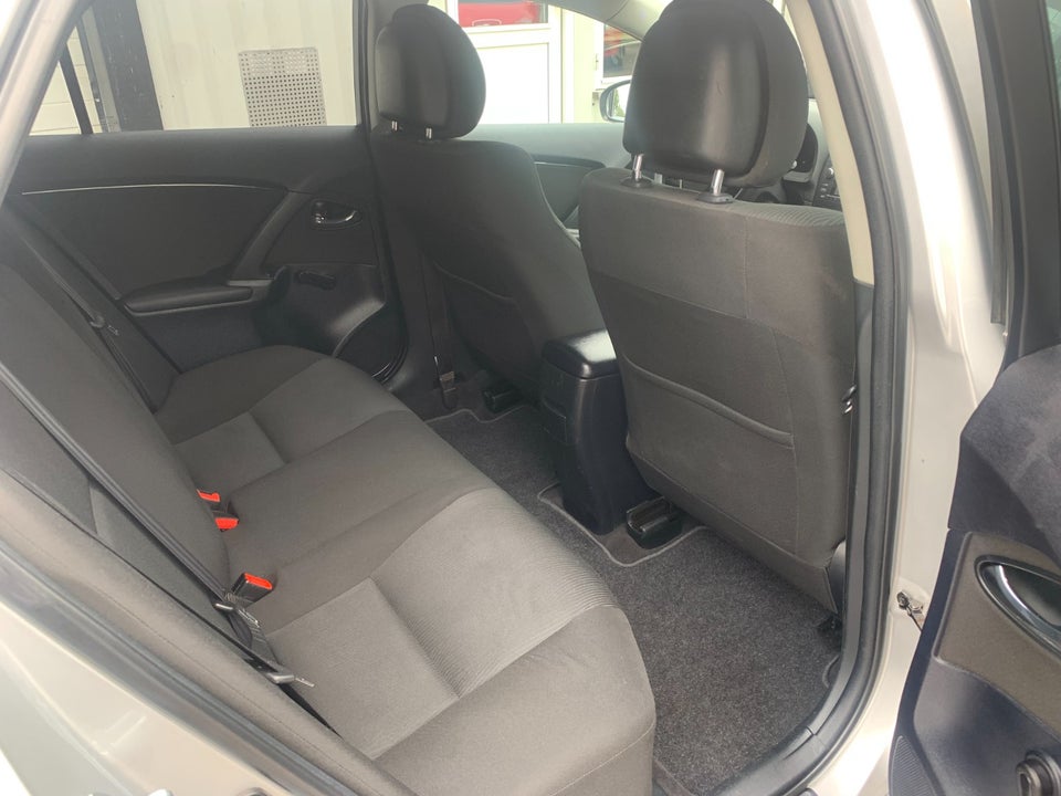 Toyota Avensis 1,6 VVT-i T1 stc. 5d