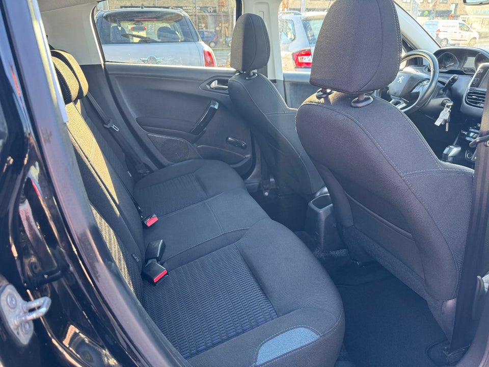 Peugeot 208 1,2 VTi Allure Sky 5d