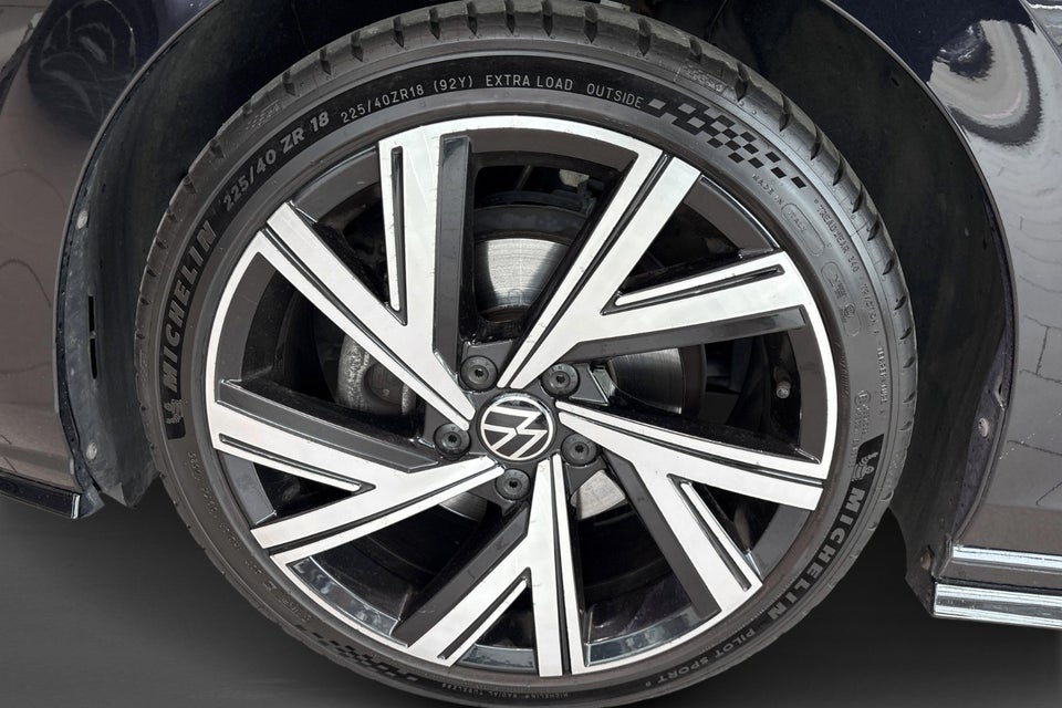 VW Golf VIII 1,5 eTSi 150 R-line DSG 5d