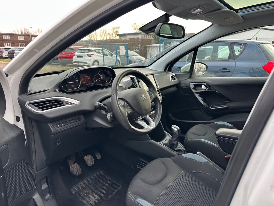 Peugeot 208 1,2 VTi Allure Sky 5d