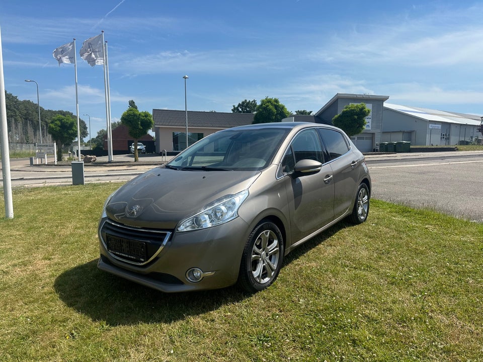 Peugeot 208 1,2 VTi Allure Sky 5d