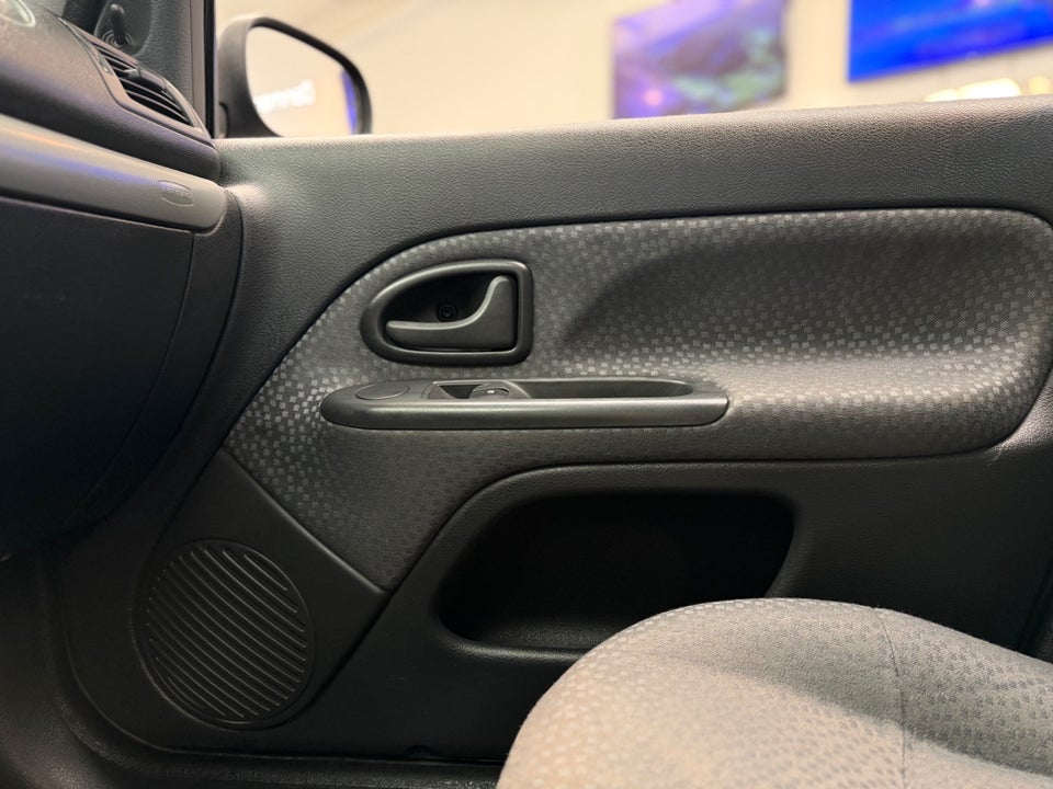 Renault Clio II 1,2 8V Storia 3d