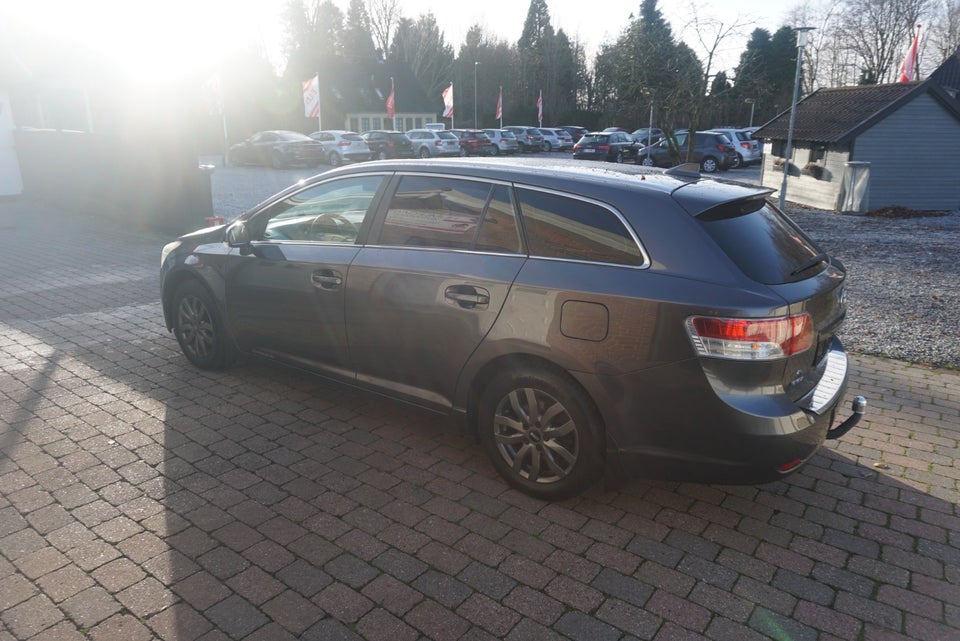 Toyota Avensis 1,8 VVT-i T2 Business stc. 5d