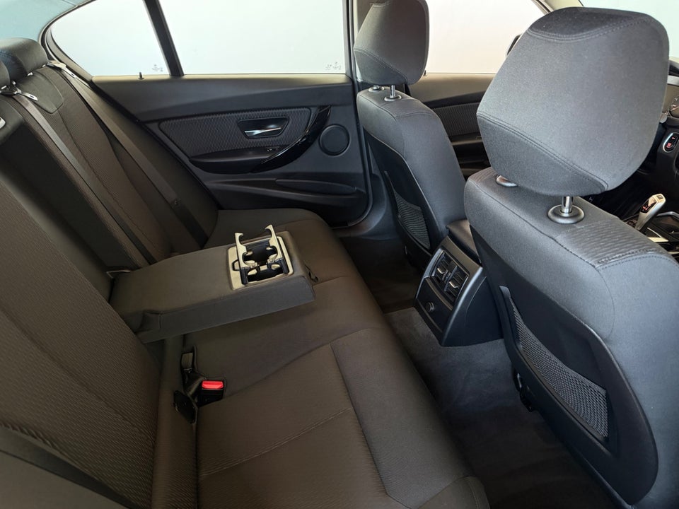 BMW 320i 2,0 Advantage aut. 4d