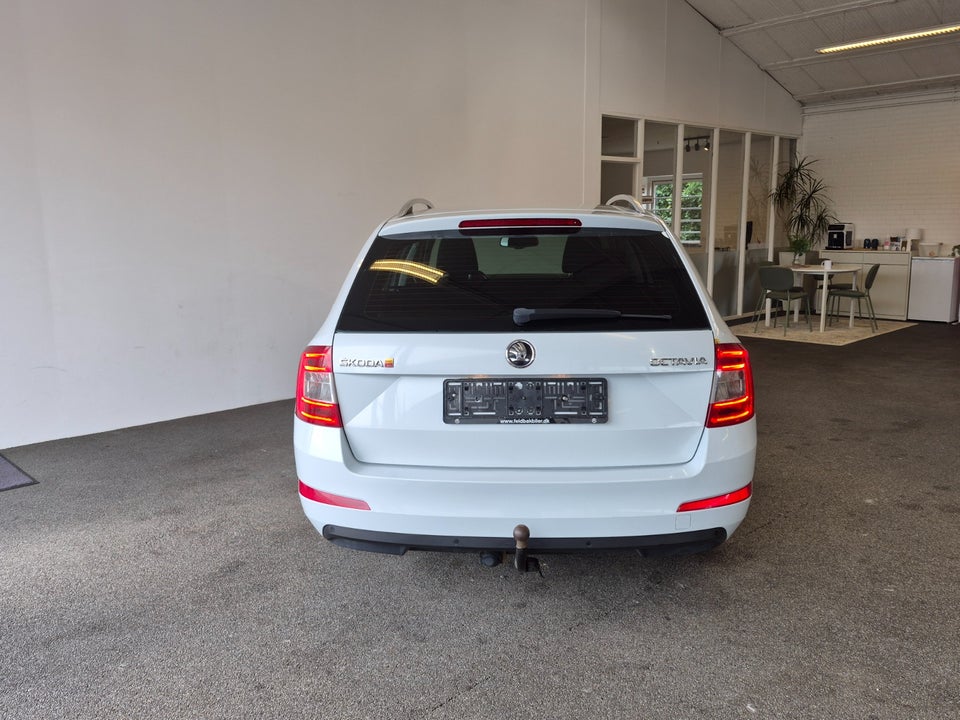 Skoda Octavia 1,6 TDi 105 Elegance Combi DSG 5d