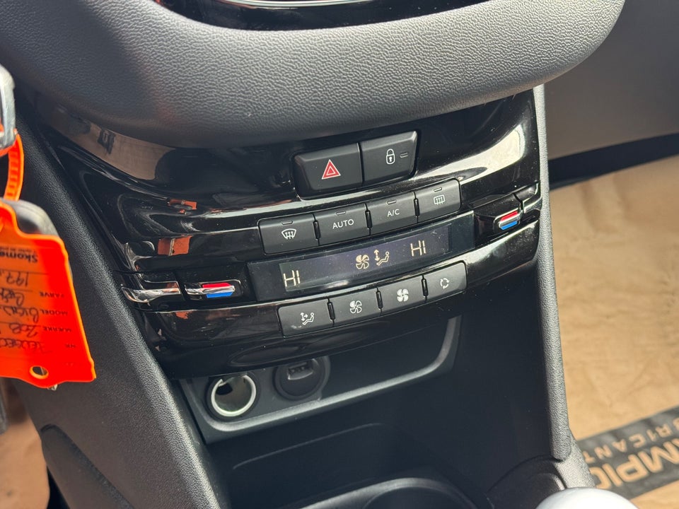 Peugeot 208 1,5 BlueHDi 100 Signature Sky 5d