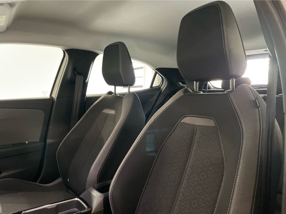 Peugeot 2008 1,2 e-THP 110 Selection Sky 5d