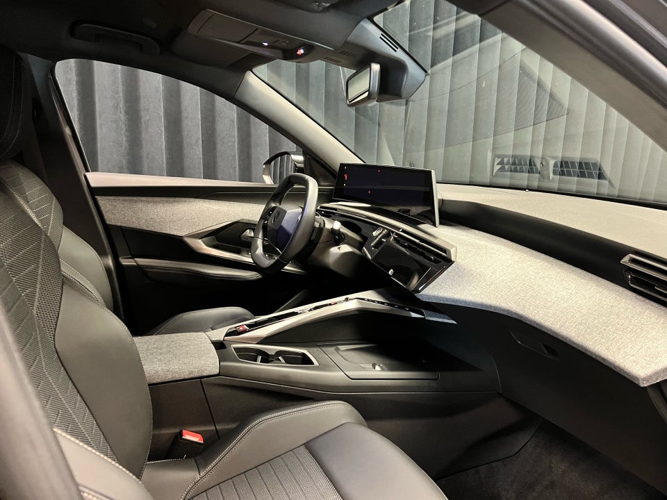 Peugeot e-3008 77 GT 5d