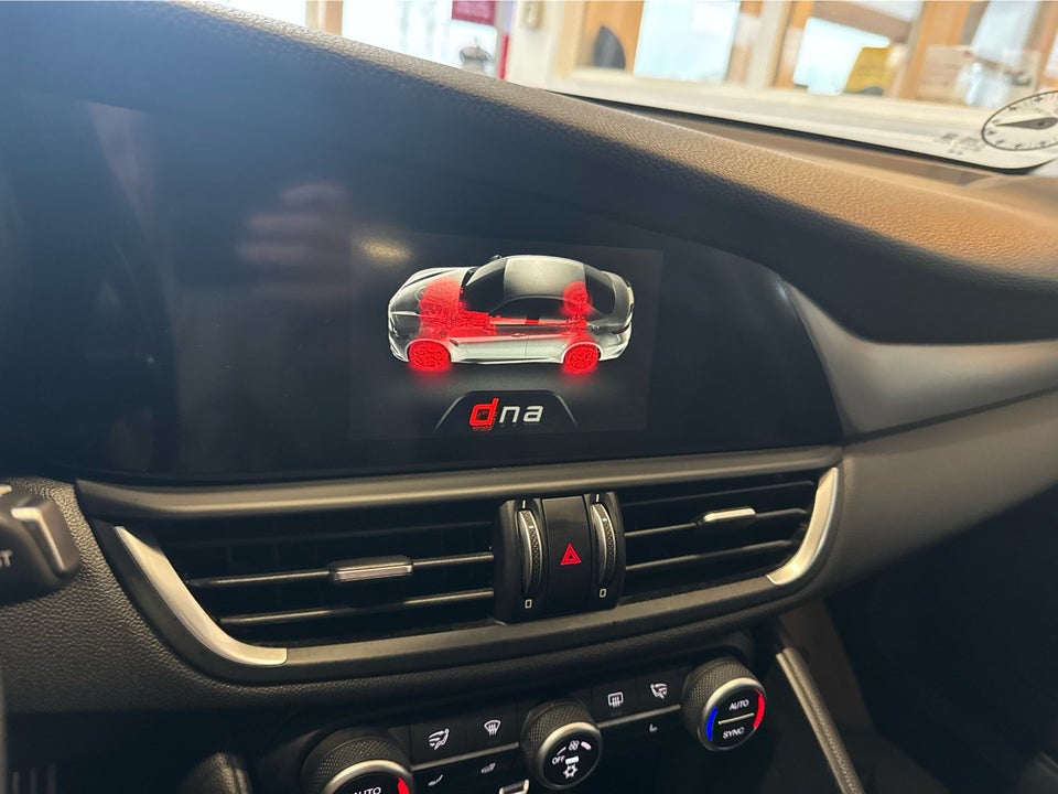 Alfa Romeo Giulia 2,0 T 280 Veloce aut. Q4 4d