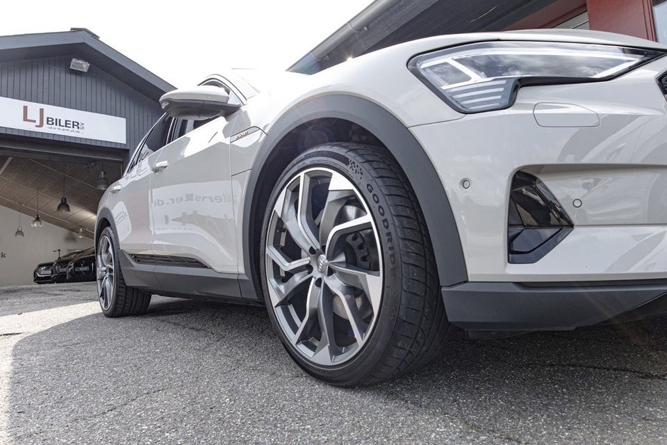 Audi e-tron 55 quattro 5d