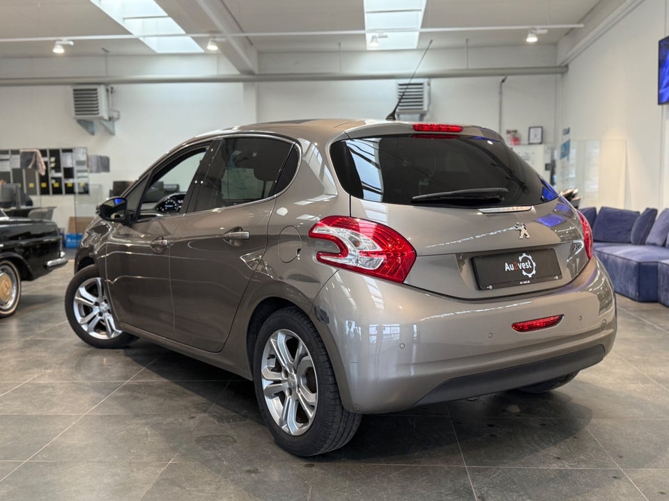 Peugeot 208 1,2 VTi Allure Sky 5d
