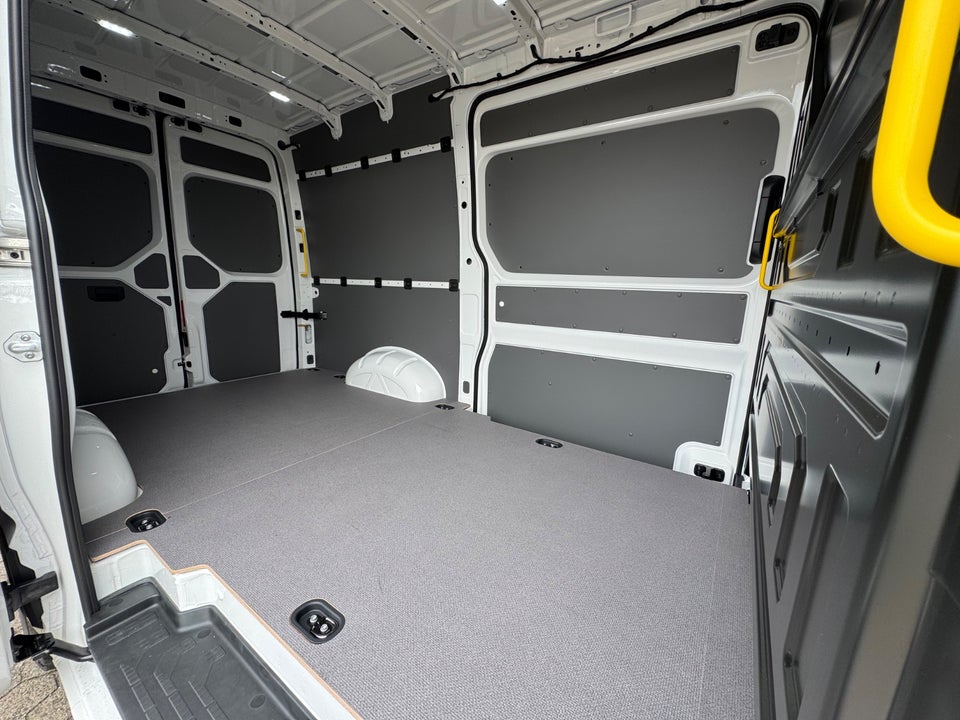 VW Crafter 35 2,0 TDi 177 Kassevogn L3H3 aut.