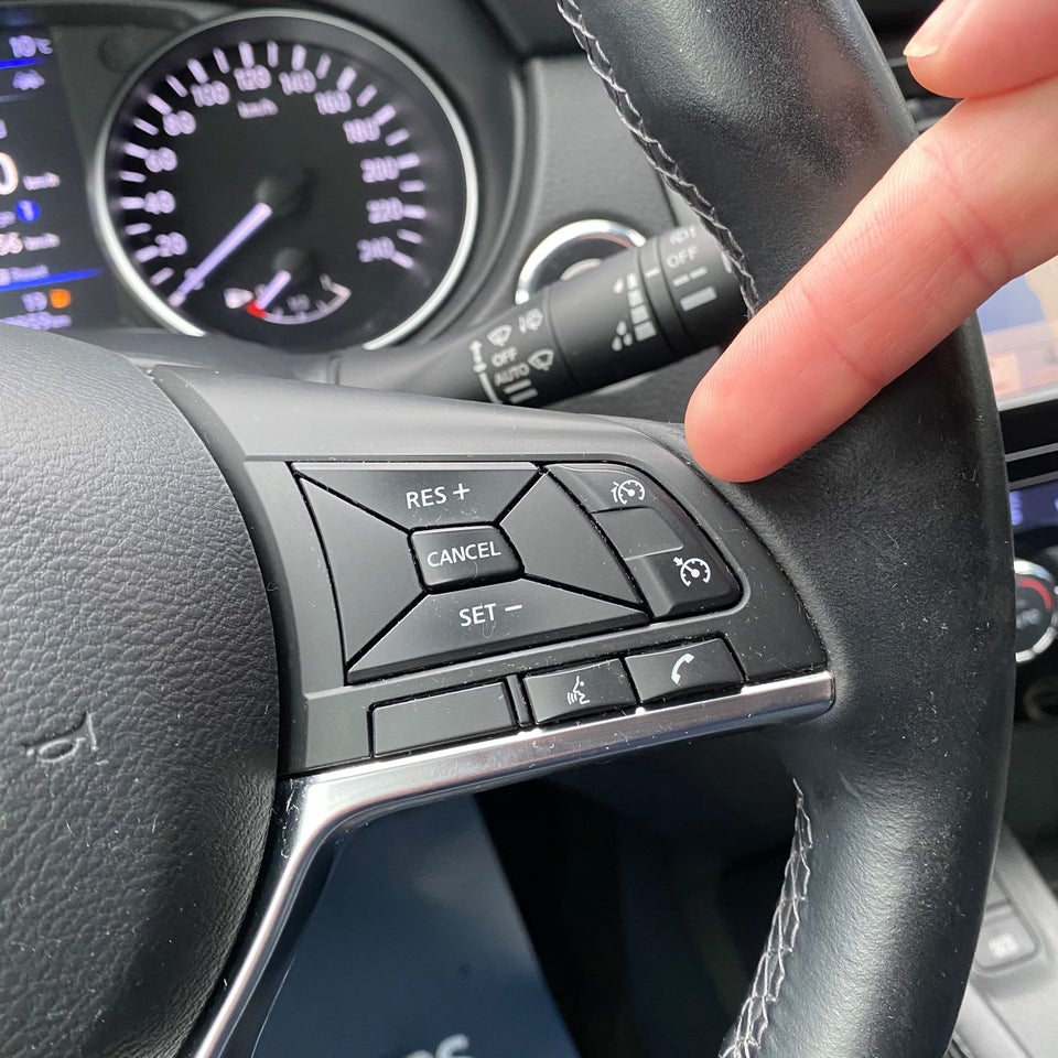 Nissan Qashqai 1,3 Dig-T 140 N-Connecta 5d