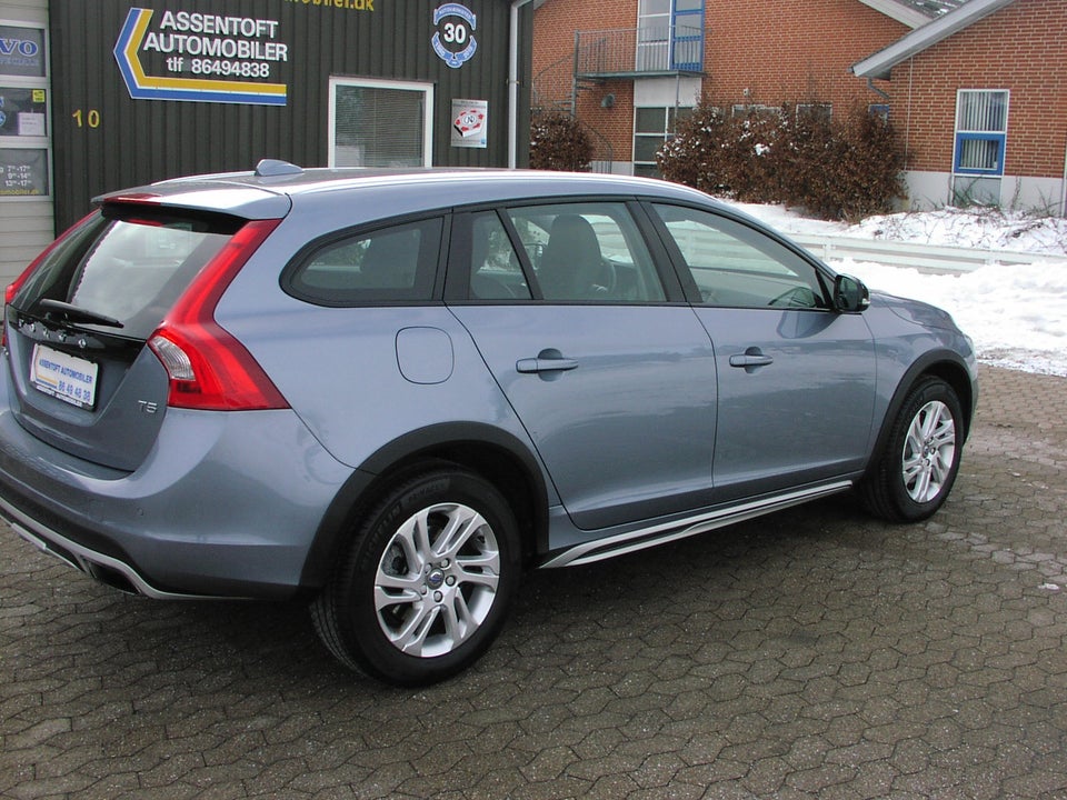 Volvo V60 CC 2,0 T5 245 Momentum aut. 5d