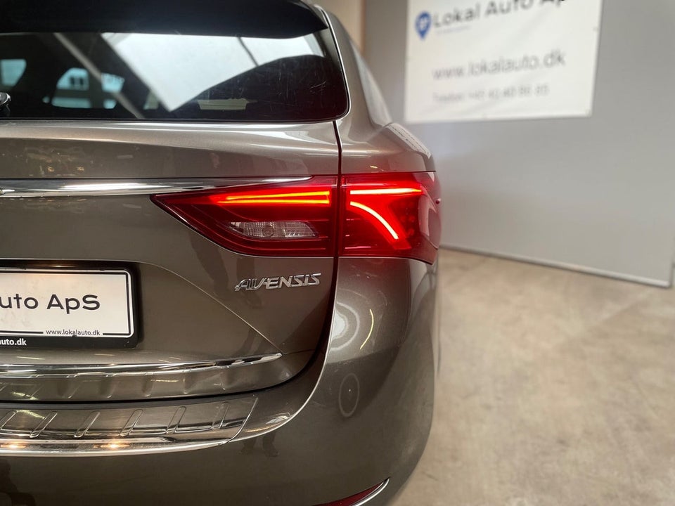Toyota Avensis 1,8 VVT-i T2 Premium Touring Sports 5d