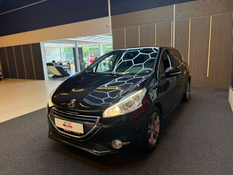 Peugeot 208 1,2 VTi Allure Sky 5d
