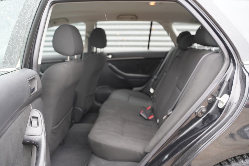 Toyota Avensis 1,8 VVT-i Terra stc. 5d