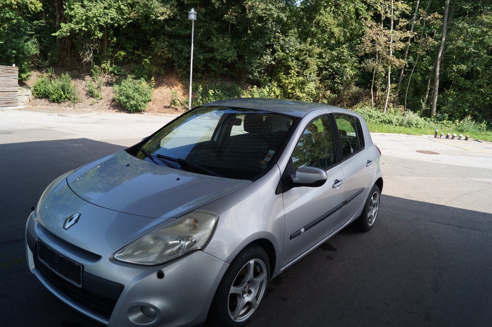 Renault Clio III 1,2 16V Avantage 5d