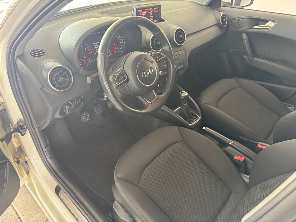 Audi A1 1,4 TFSi 122 Attraction Sportback 5d