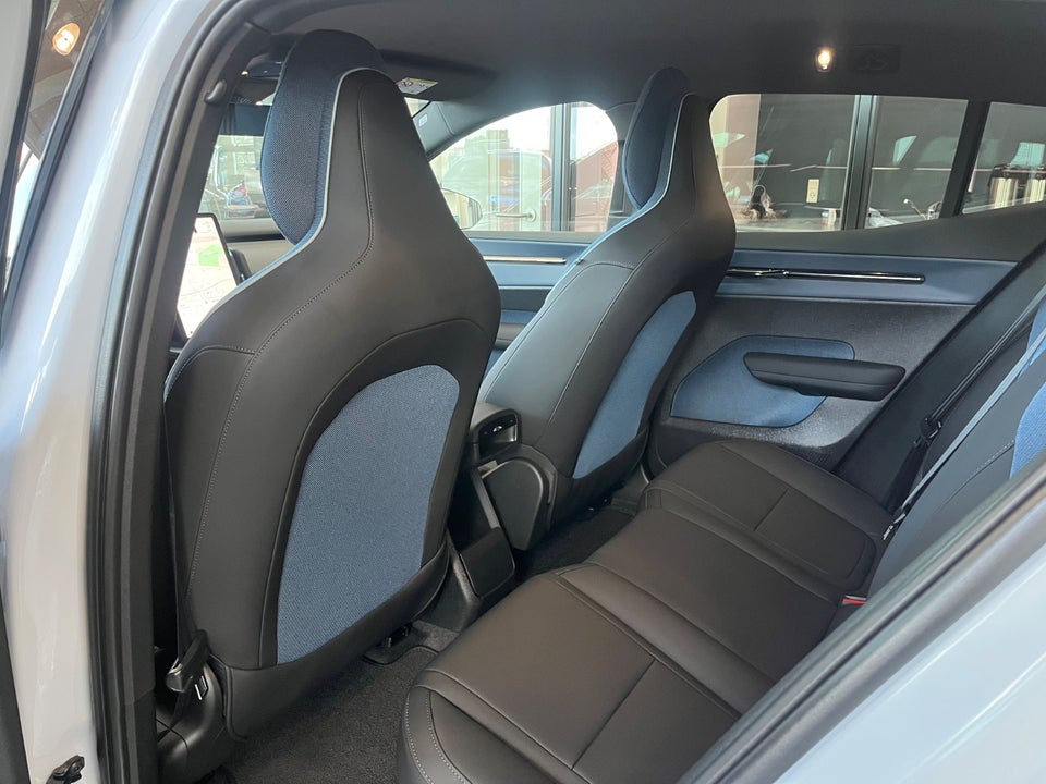 Volvo EX30 Standard Range Plus 5d