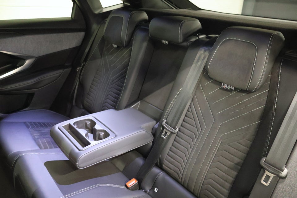 Peugeot e-3008 77 GT 5d