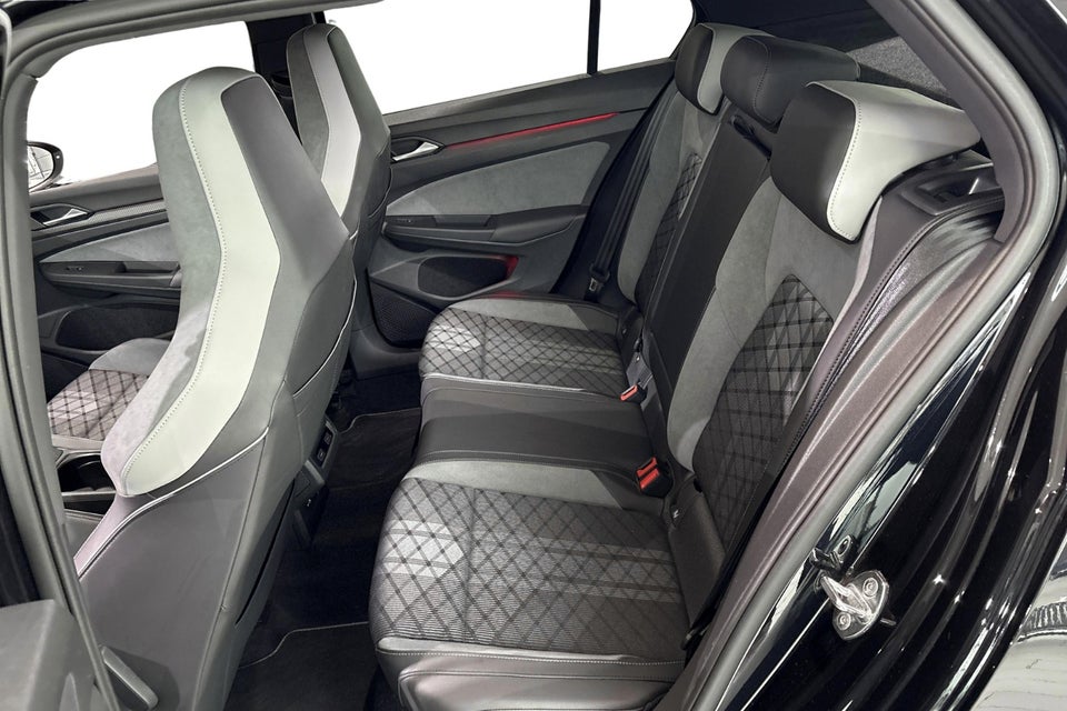 VW Golf VIII 1,5 eTSi 150 R-line DSG 5d