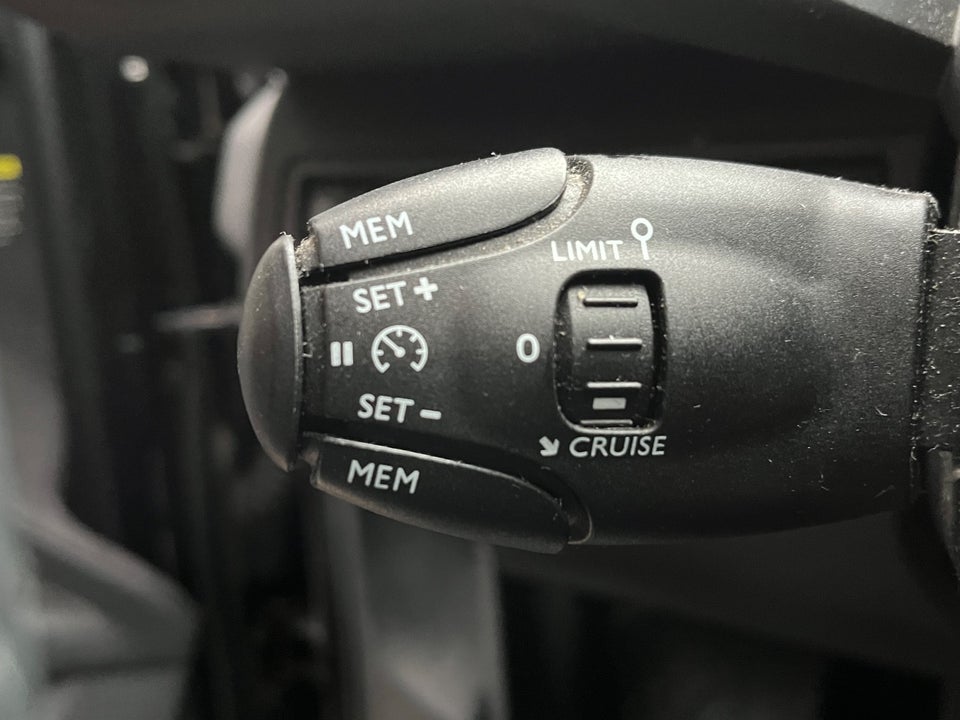 Peugeot 3008 1,2 e-THP 130 Allure 5d