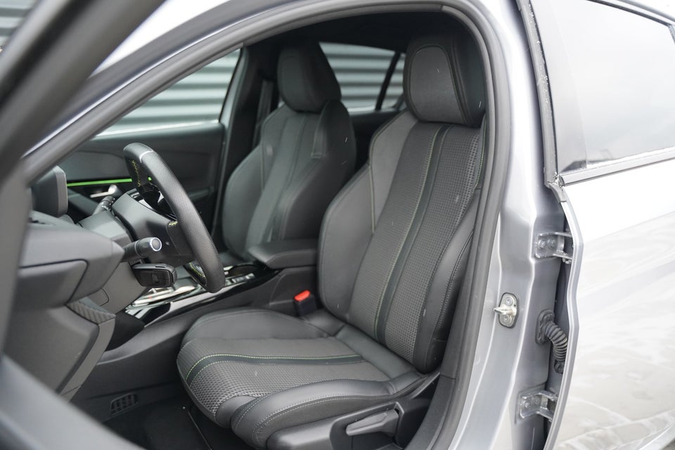 Peugeot e-208 50 GT 5d