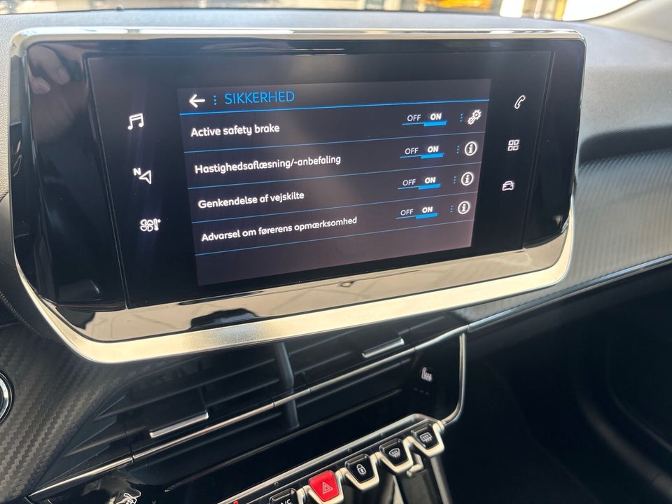 Peugeot 208 1,2 PureTech 100 Allure Sky 5d