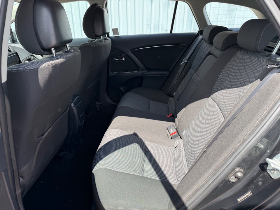 Toyota Avensis 1,8 VVT-i TX stc. 5d