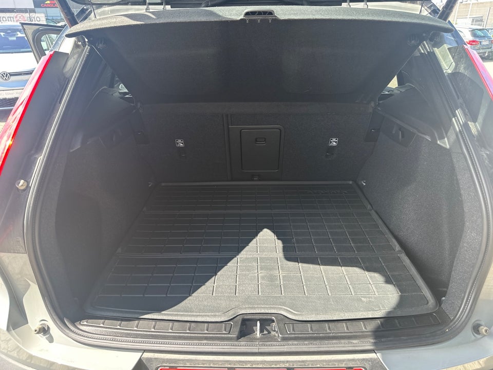 Volvo XC40 ReCharge Extended Range Plus 5d