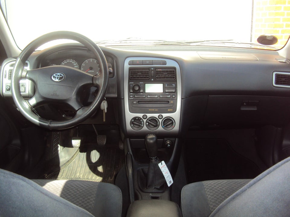 Toyota Avensis 1,8 VVT-i Natura 4d