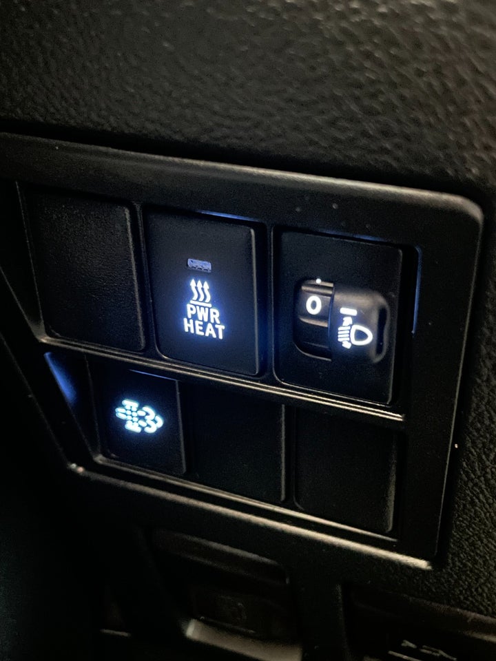 Toyota HiLux 2,4 D-4D 150 T3 Db.Kab aut. 4x4 4d