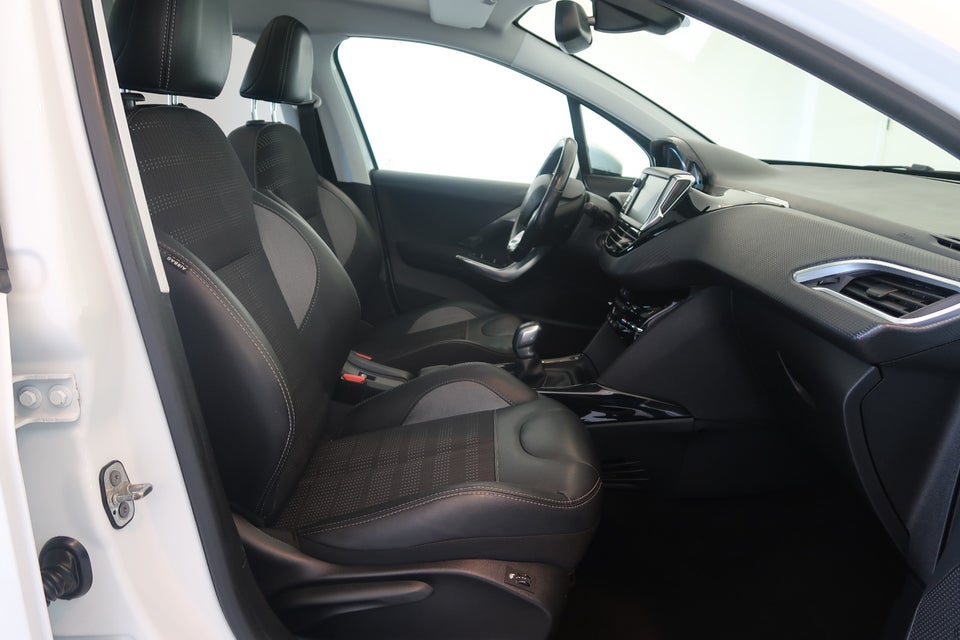 Peugeot 2008 1,6 BlueHDi 100 Selection Sky 5d