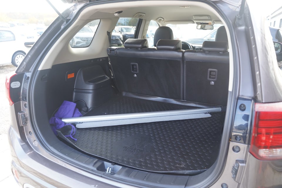 Mitsubishi Outlander 2,4 PHEV Invite CVT 4WD 5d