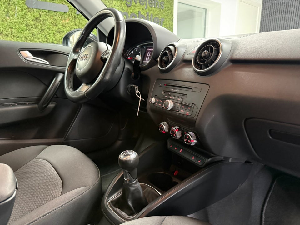 Audi A1 1,6 TDi 90 Attraction 3d