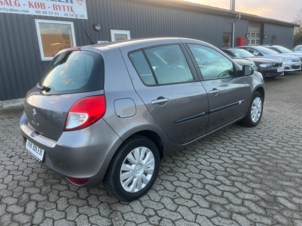 Renault Clio III 1,2 16V TCe Expression 5d