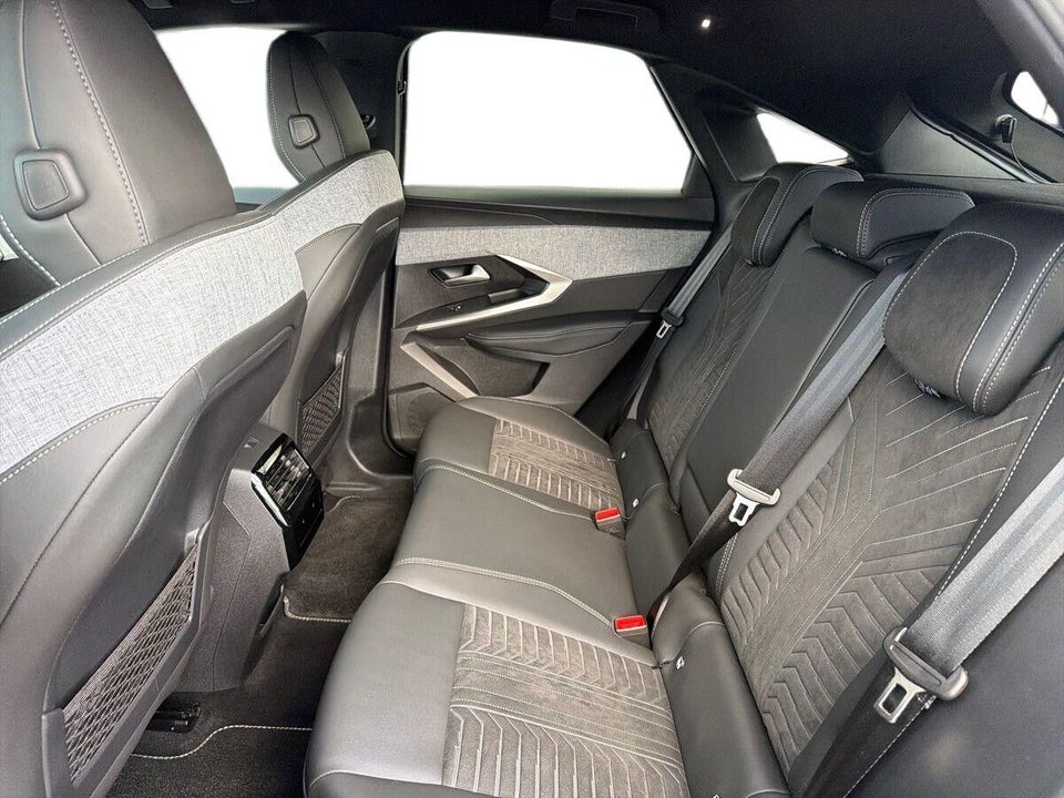 Peugeot e-3008 77 GT 5d
