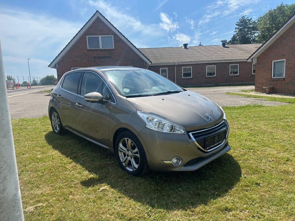 Peugeot 208 1,2 VTi Allure Sky 5d