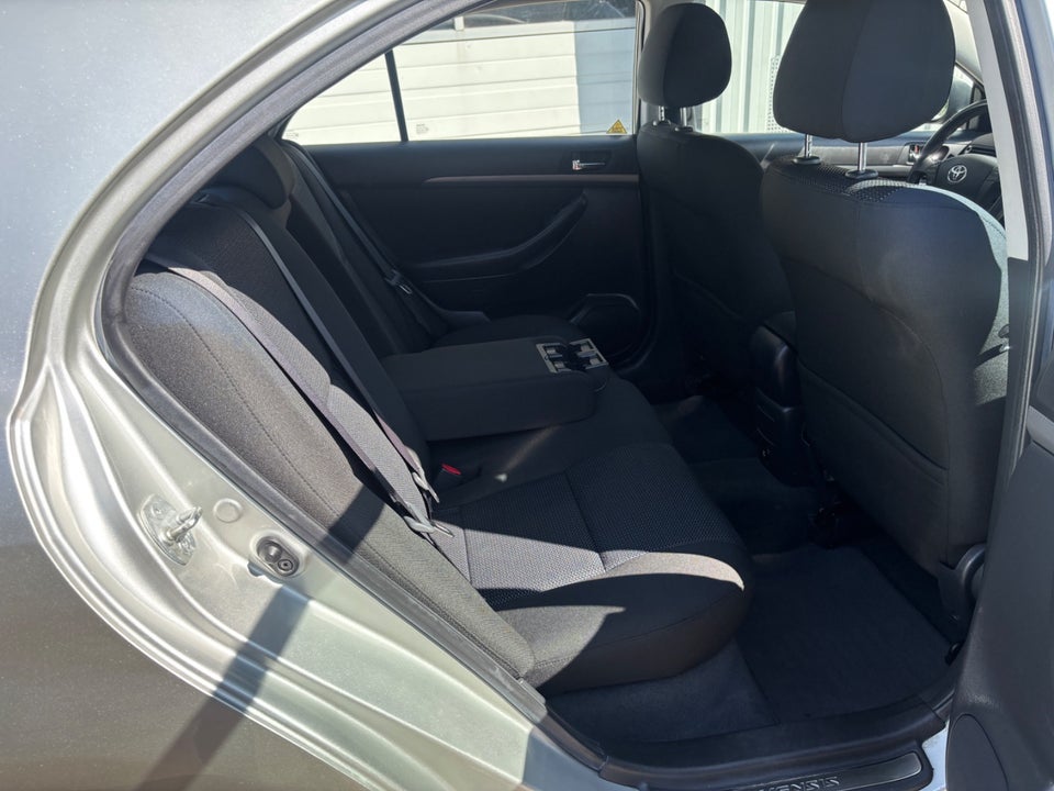 Toyota Avensis 1,8 VVT-i Terra 5d