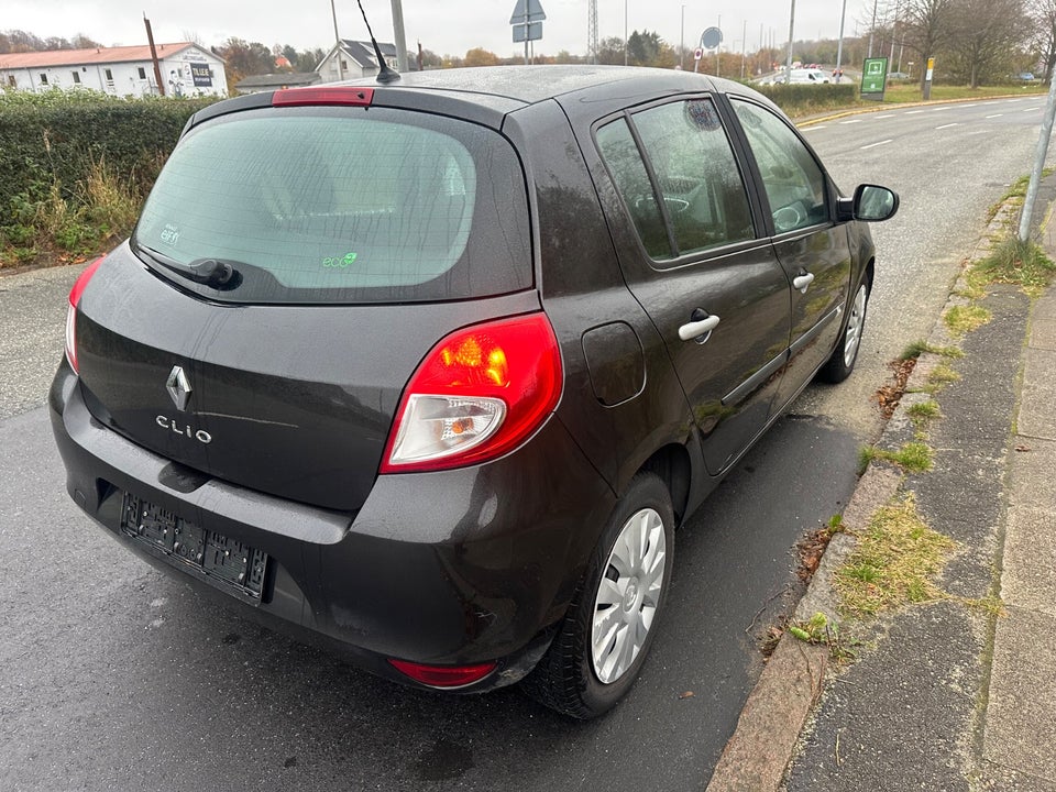 Renault Clio III 1,2 16V TCe Expression 5d