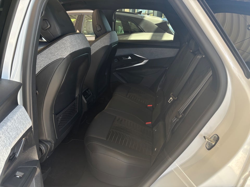 Peugeot e-3008 77 GT Pack 5d