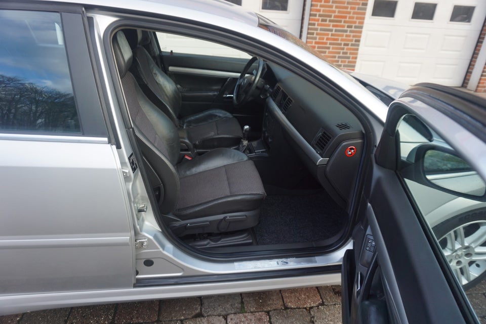 Opel Vectra 2,2 16V Elegance 4d