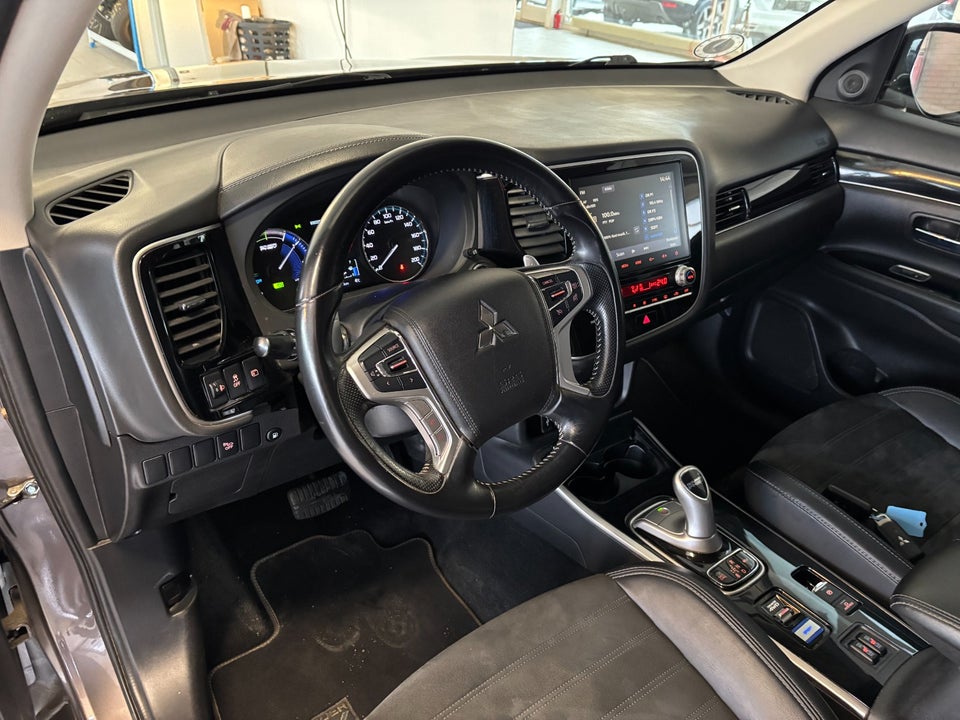 Mitsubishi Outlander 2,4 PHEV Invite CVT 4WD 5d